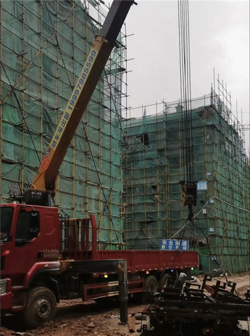 温江区“慢工细活”—— 吊车的 “微动控制” 技术
