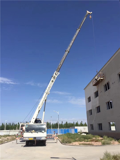 温江区“轻装强干”—— 吊车的 “轻量化臂架” 技术